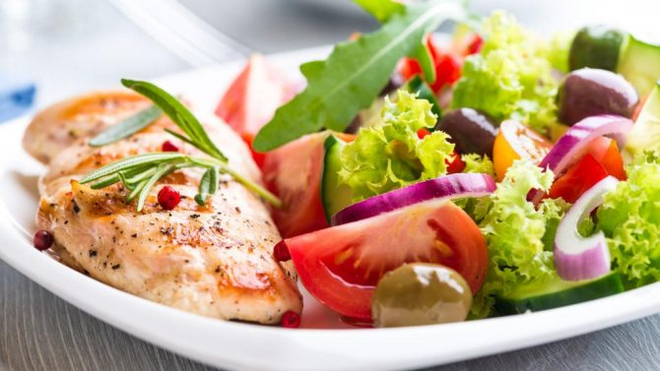 ensalada de verduras y pescado con una dieta proteica
