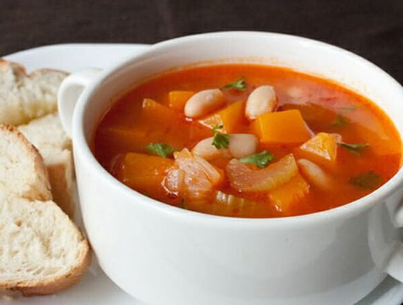 La sopa de apio es un plato abundante en la dieta de una alimentación saludable para bajar de peso. 