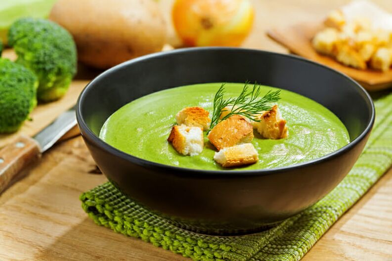 Sopa de crema de brócoli en menú nutricional para adelgazar