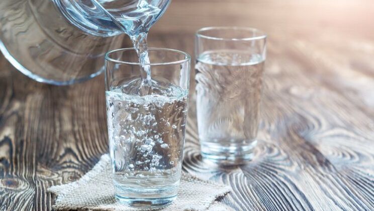 un vaso de agua para un régimen de bebida