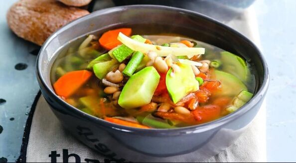 Sopa de verduras un primer plato fácil en el menú de la dieta Maggi